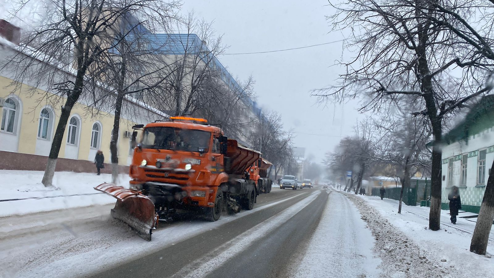 На борьбу со снегопадом в Ульяновске вышли 82 единицы спецтехники