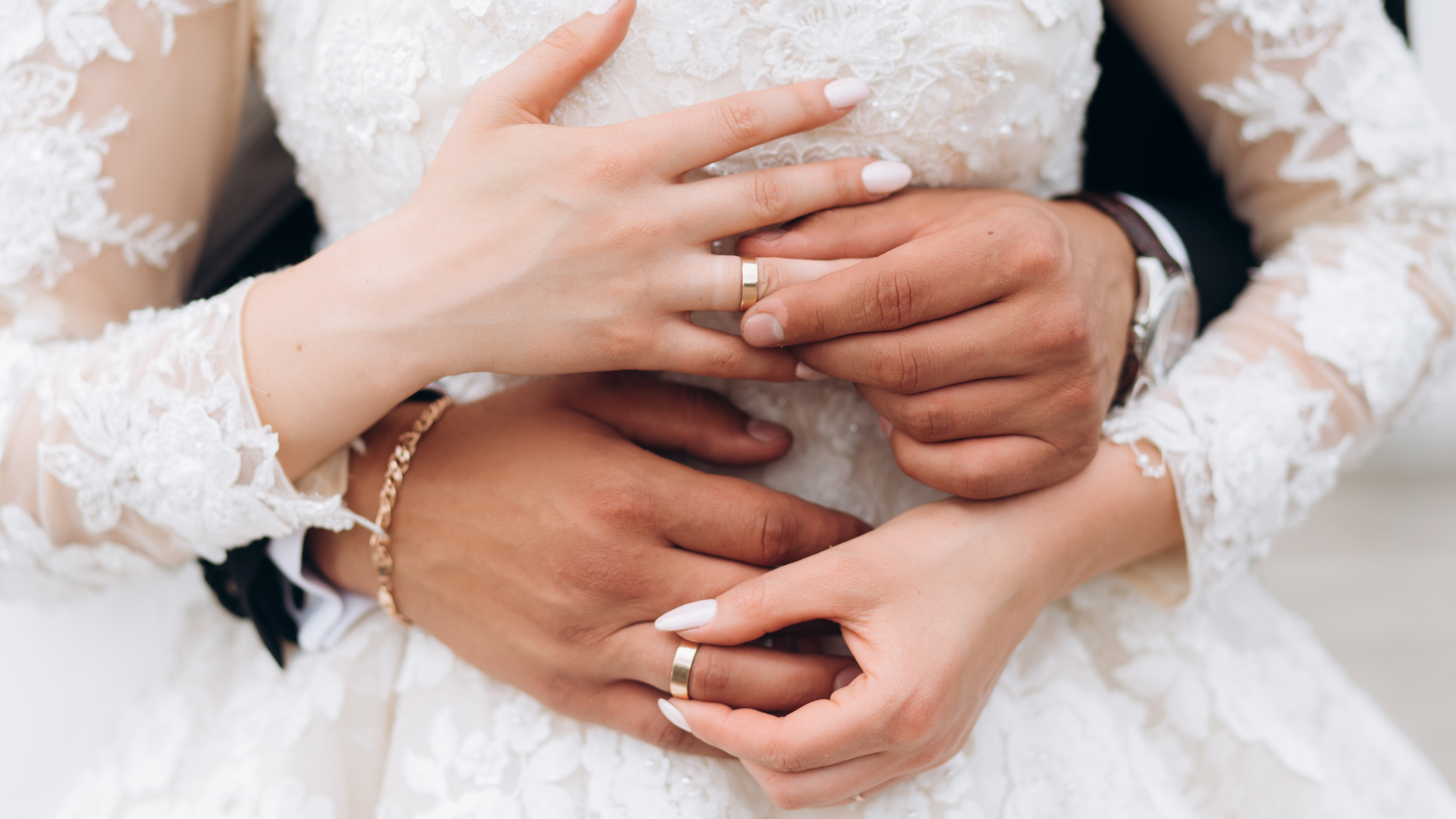 Брачная неделя. Кольца жениха и невесты. Свадебные кольца для невесты. Обручальные кольца на руках жениха и невесты. Руки жениха и невесты с кольцами.