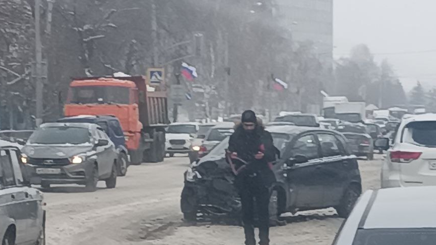 Пробка на дороге. Пробки Ульяновск. Пробки Ульяновск 10 баллов. Пробки в Ульяновске фото.