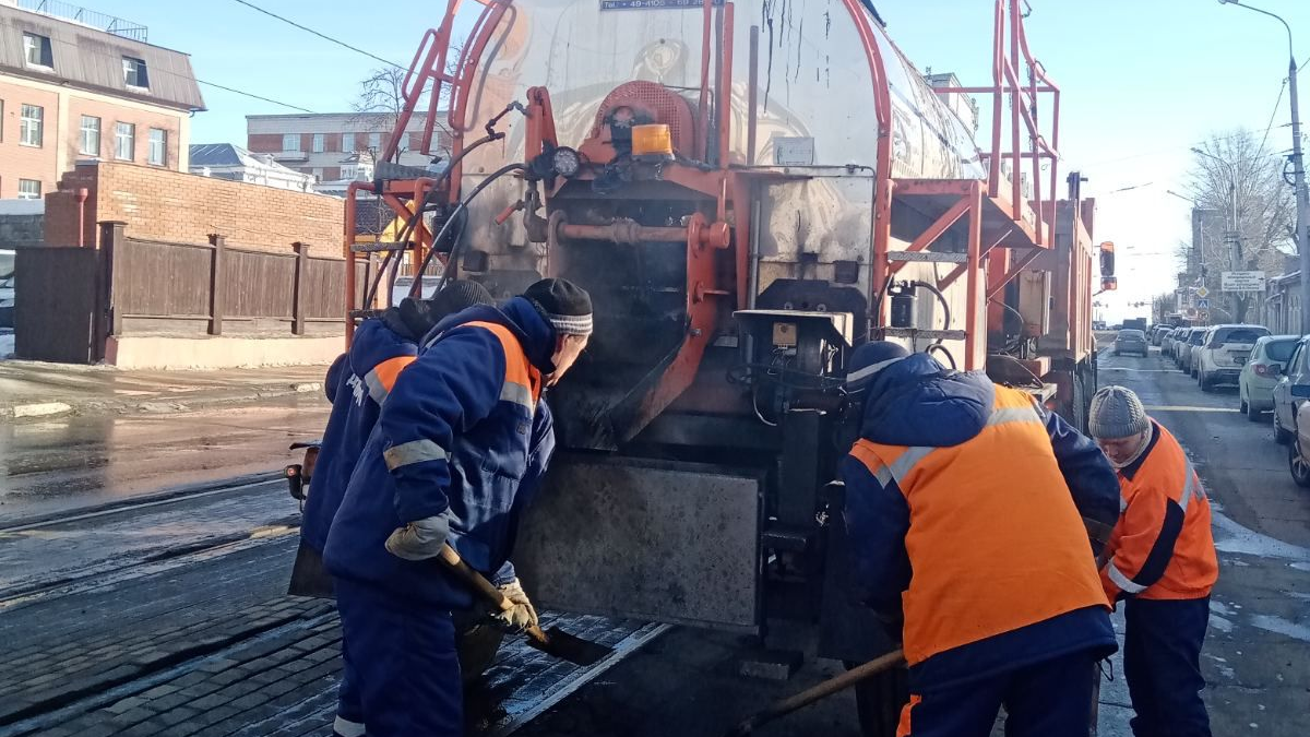 9 улиц Ульяновска ремонтируют литым и холодным асфальтом