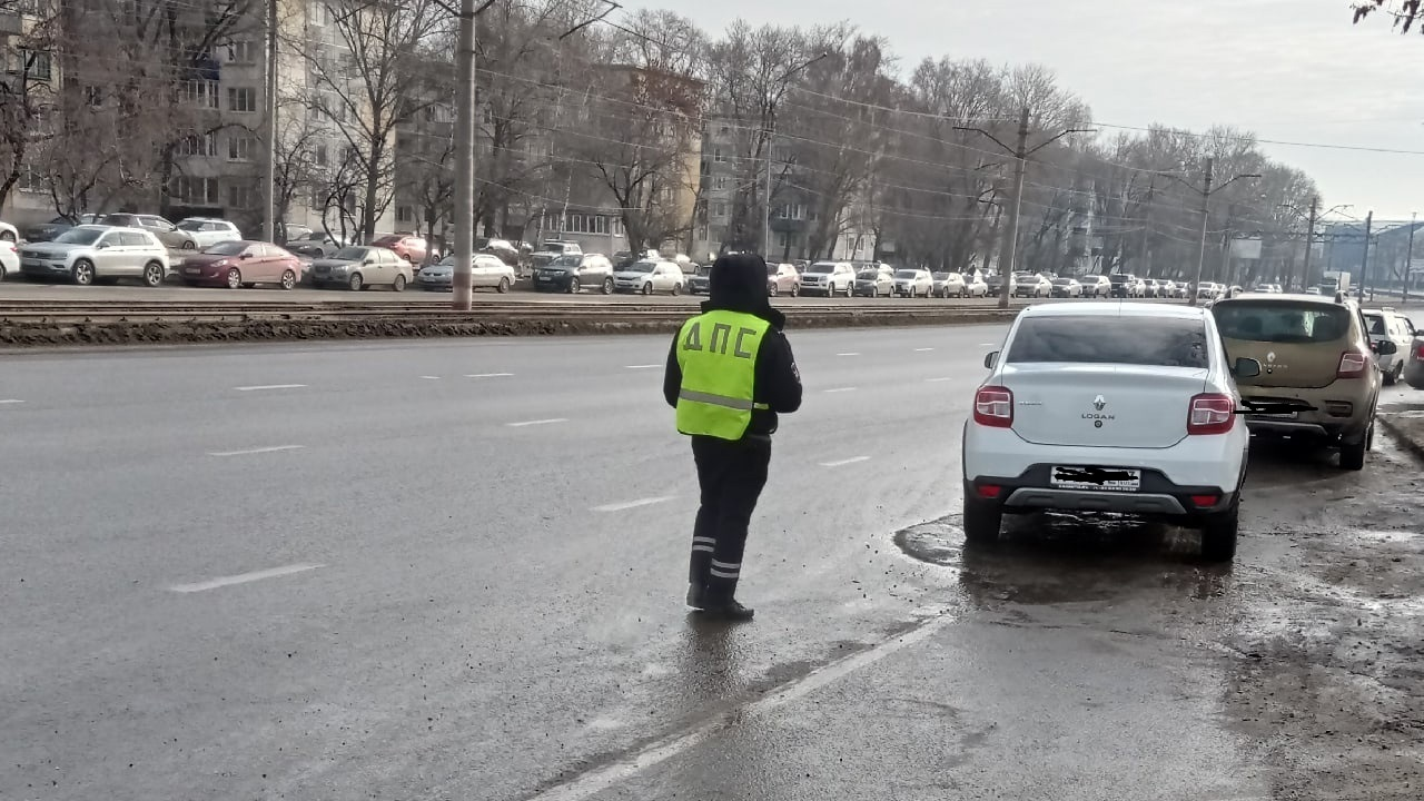 Димитровградец, скрываясь от погони, протащил по дороге на машине офицера полиции