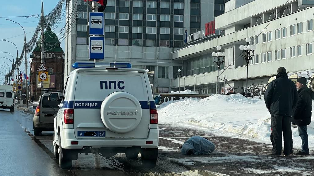 В центре Ульяновска возле гостиницы «Венец» обнаружили труп мужчины
