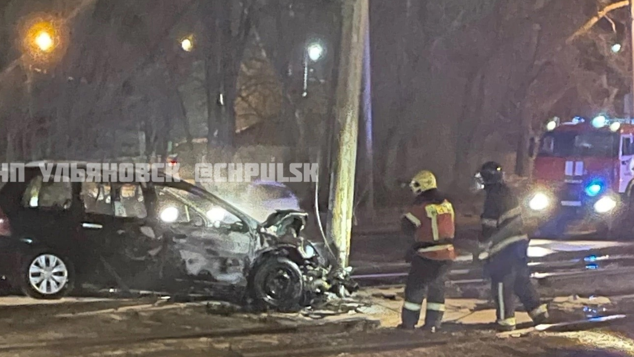 В Засвияжском районе Ульяновска в ночь на 8 марта иномарка врезалась в столб и загорелась: видео