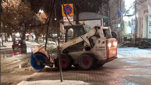 Днем 9 марта ульяновские дорожники ремонтируют ямы и вывозят снег с улиц