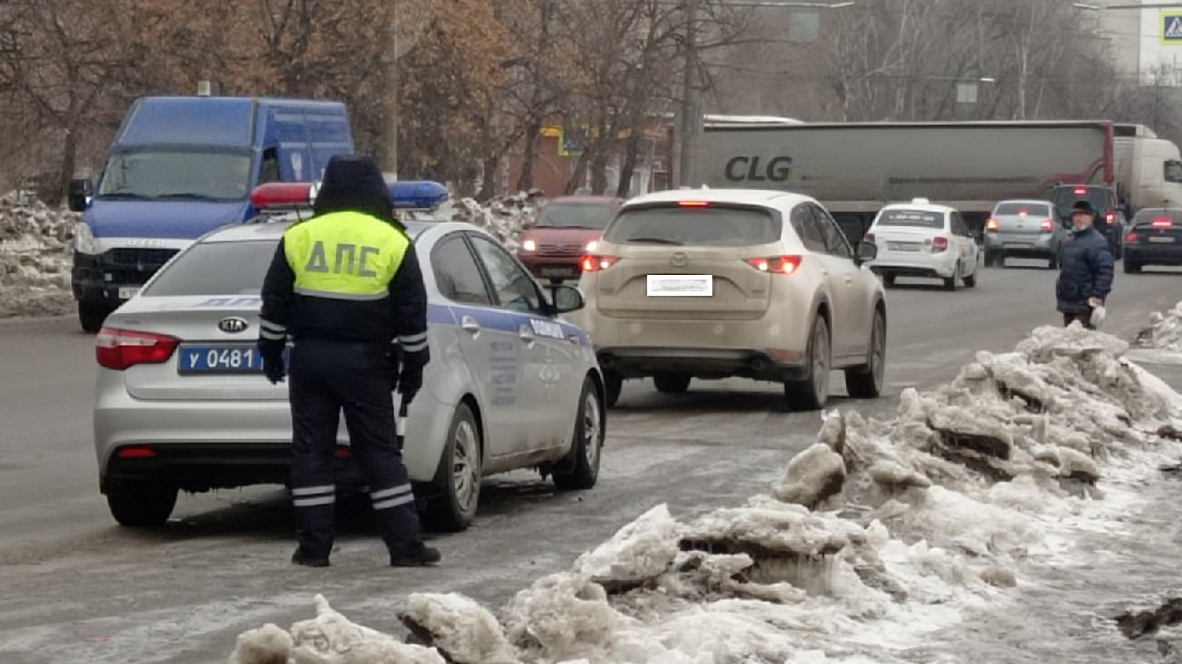 Водитель из Самары пытался подкупить 1000 рублей ульяновского инспектора ГИБДД 