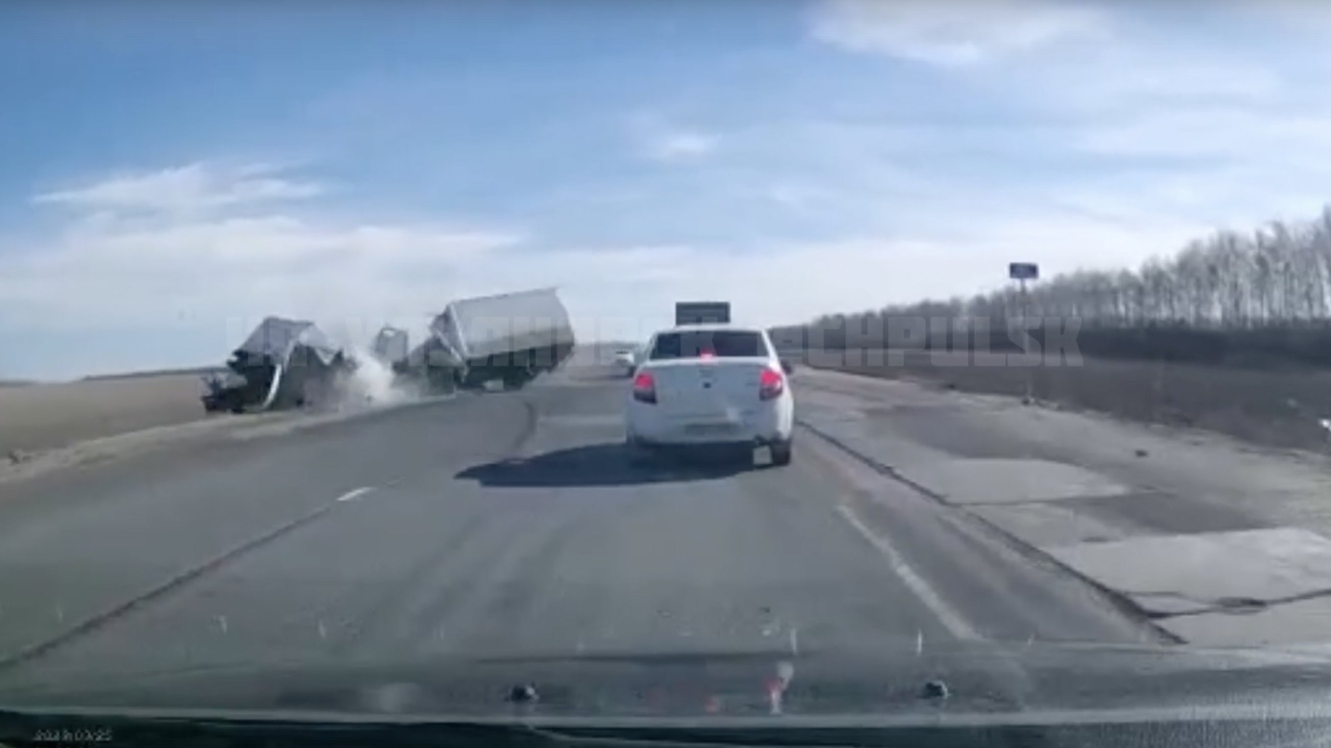 Момент лобового столкновения двух грузовиков на ульяновской трассе попал на видео