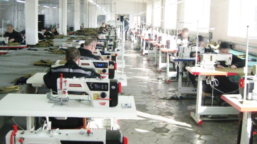 В Димитровграде 140 заключённых начали шить на новом оборудовании заводскую форму