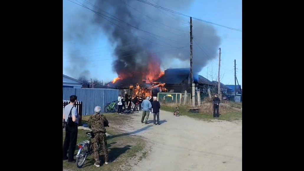 В Ульяновской области еще один серьезный пожар: в Инзе полыхает дом