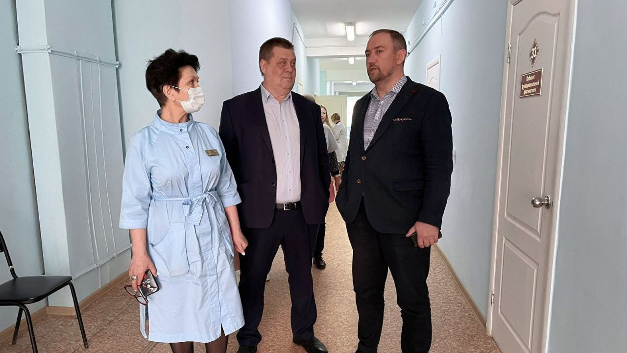 Ободранные косяки, висящие провода: Кучиц без предупреждения проверил две поликлиники ЦГКБ Ульяновска