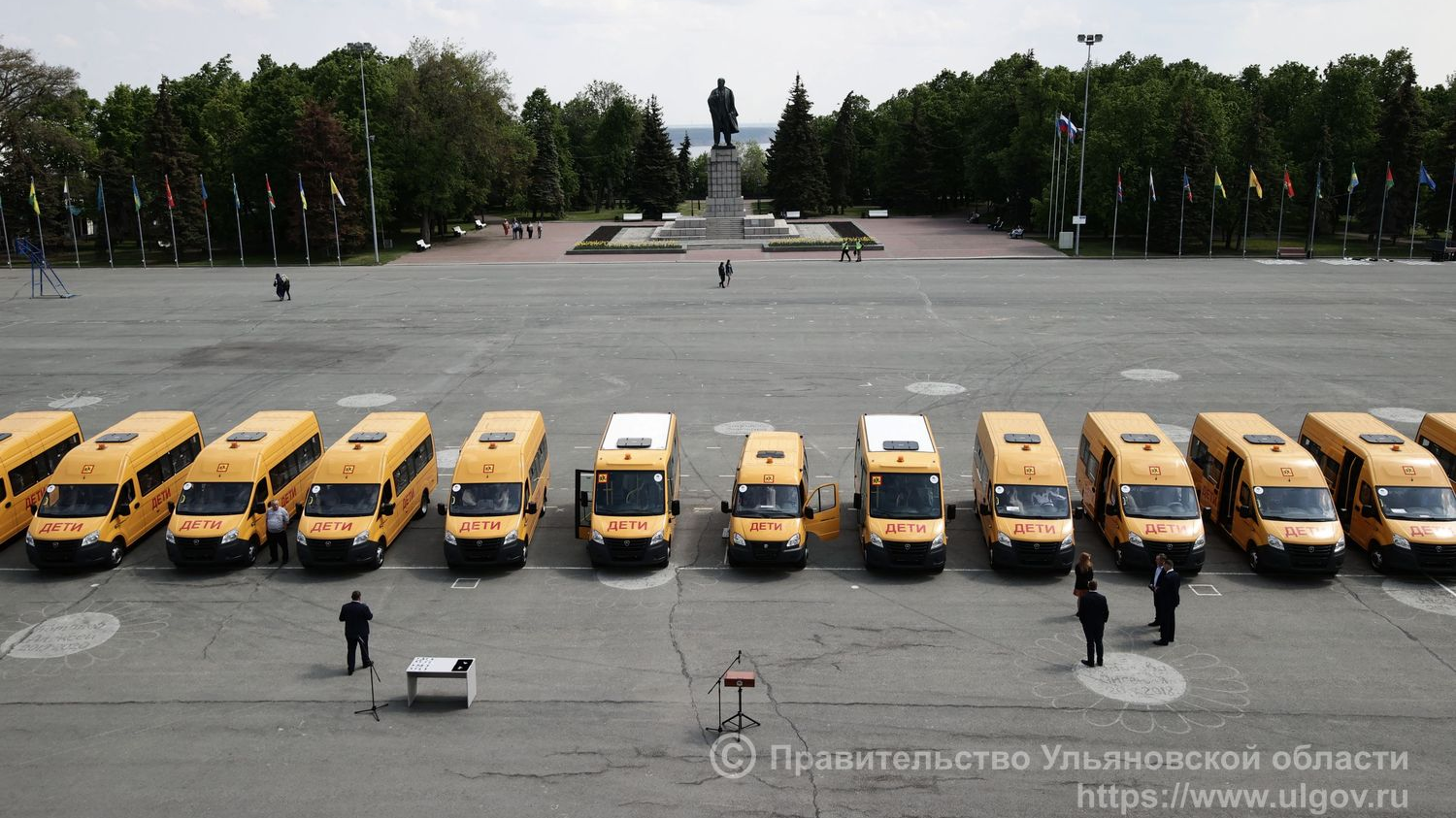 Губернатор Алексей Русских передал 18 новых школьных автобусов образовательным учреждениям Ульяновской области