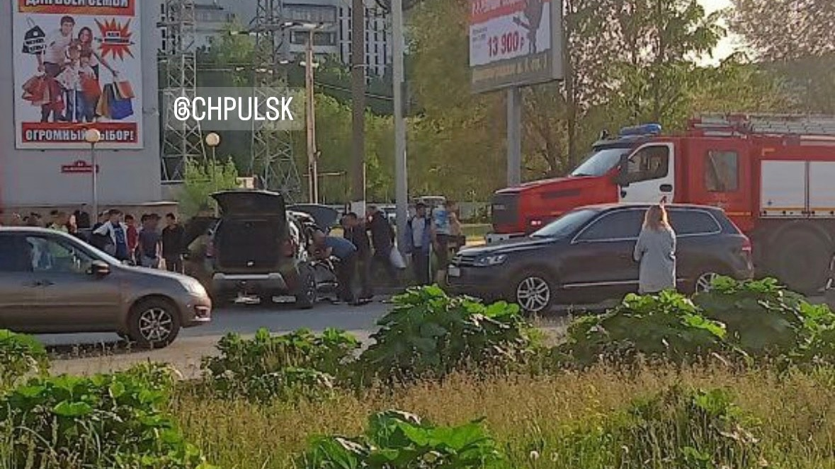 Водитель скончался на месте: вечером 18 мая у Промышленного рынка в Ульяновске столкнулись «Урал» и «Рено Дастер»