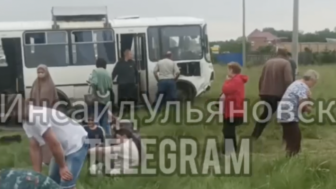 Днем 27 мая на трассе у поселка Мирный столкнулись иномарка и рейсовый автобус