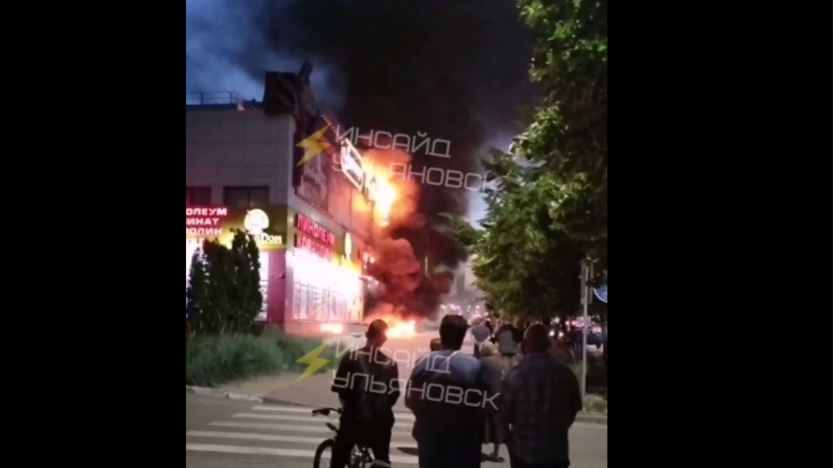 На Ульяновском проспекте вечером 3 июня произошел пожар в ТЦ «Панорама»