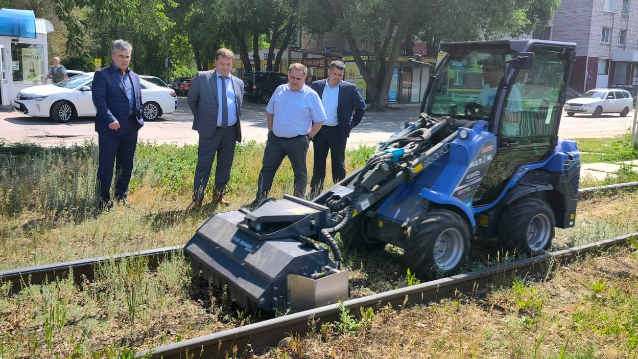В Ульяновске между трамвайными рельсами запустили трактор-косильщик