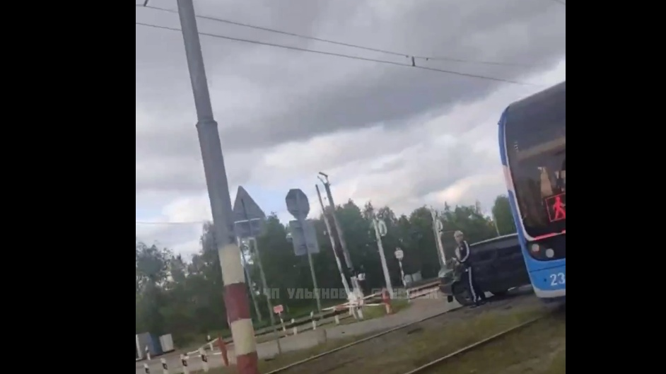 В Ульяновске водитель ВАЗа протаранил трамвай на Локомотивной: видео