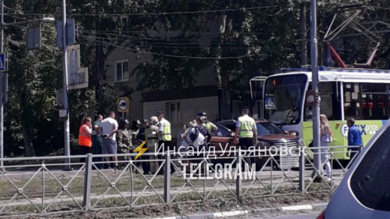На проспекте Нариманова 16 июня легковушка залетела под трамвай