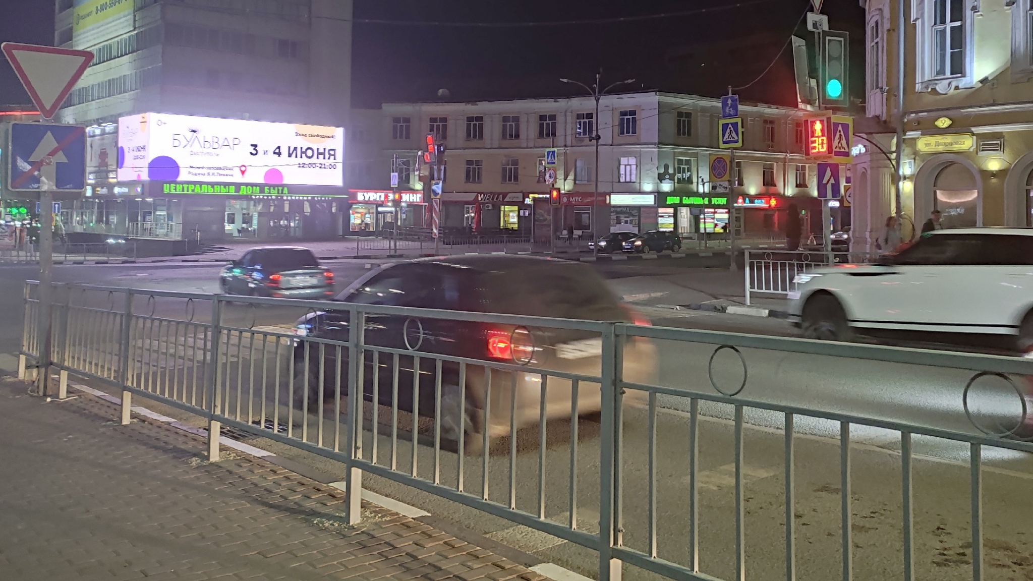 Парковаться негде: ульяновские автовладельцы недовольны перекрытием улицы Федерации