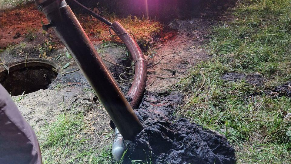 В Ульяновске засор в трубопроводе длиной 250 метров: жители Засвияжья вновь забили своими отходами канализацию