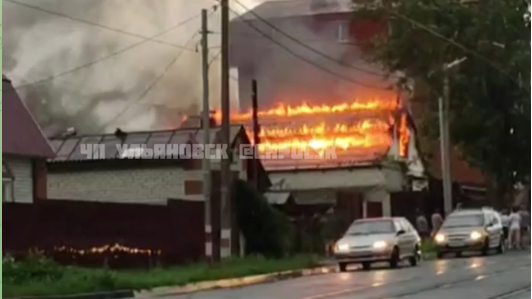 В Ульяновске во время грозы 29 июля загорелся дом