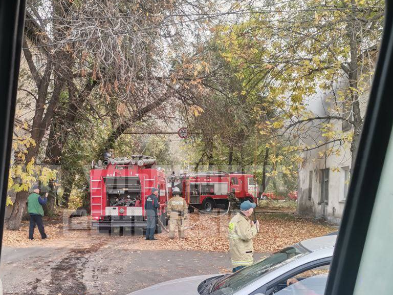 Эвакуировали 11 человек: подробности утреннего пожара в двухэтажном доме на проспекте Нариманова