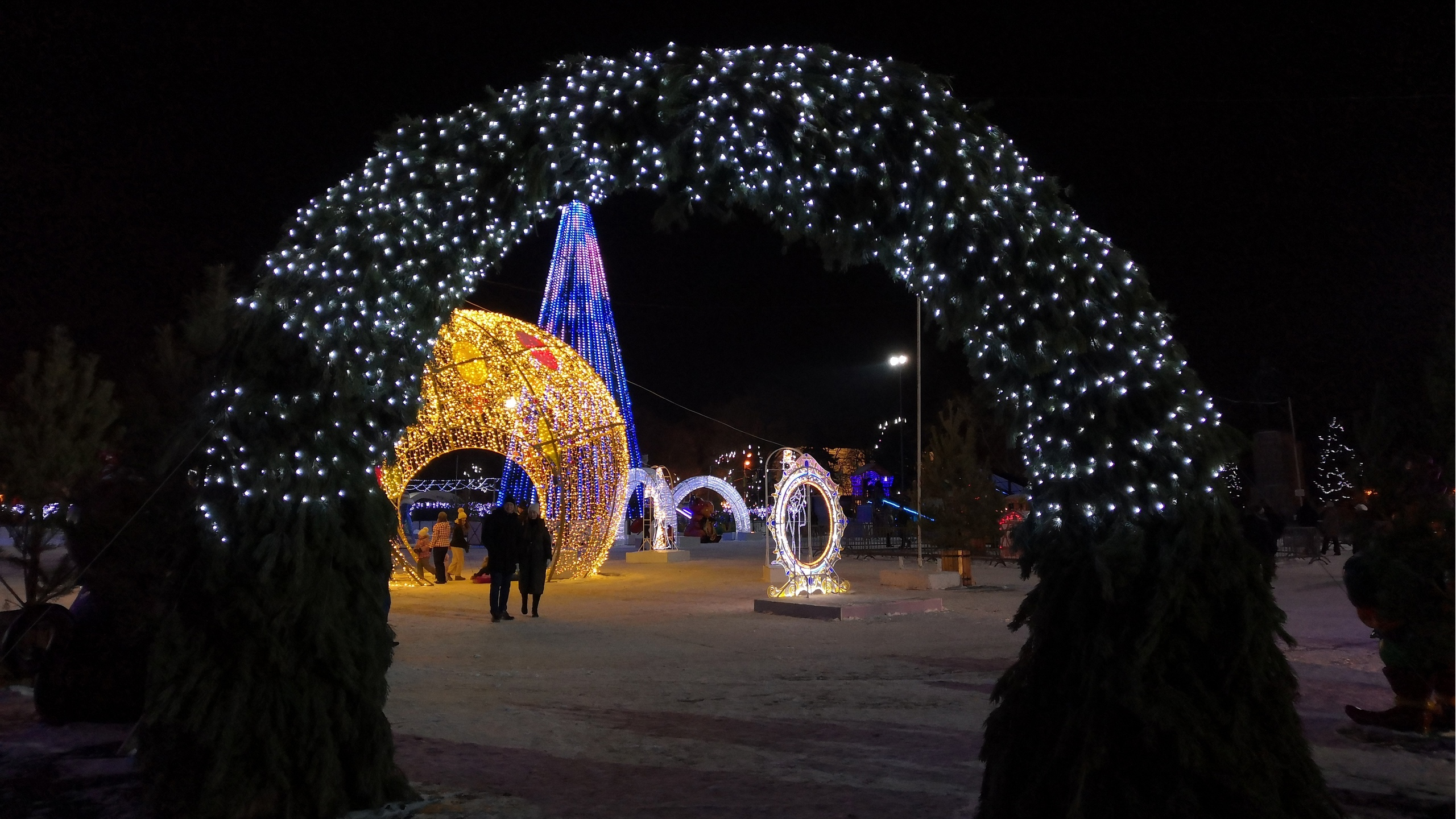 Новогоднее украшение города. Новогодняя ночь. Украшение города к новому году. Украшение территории на новый год.