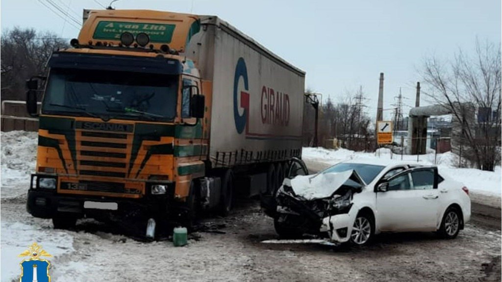 В Засвияжье «Тойота Королла» влетела в грузовик: водителя отвезли в больницу