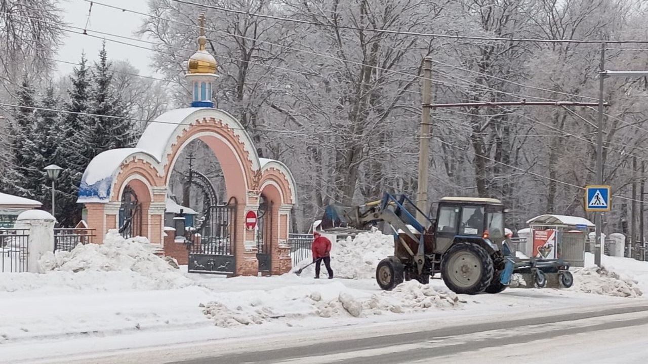 Работают 70 машин: ульяновские дорожники 6 января расчищают подходы к храмам