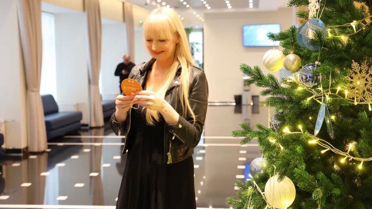 Актриса Ольга Чурсина исполнила новогоднюю мечту девочки Лизы из Ульяновска