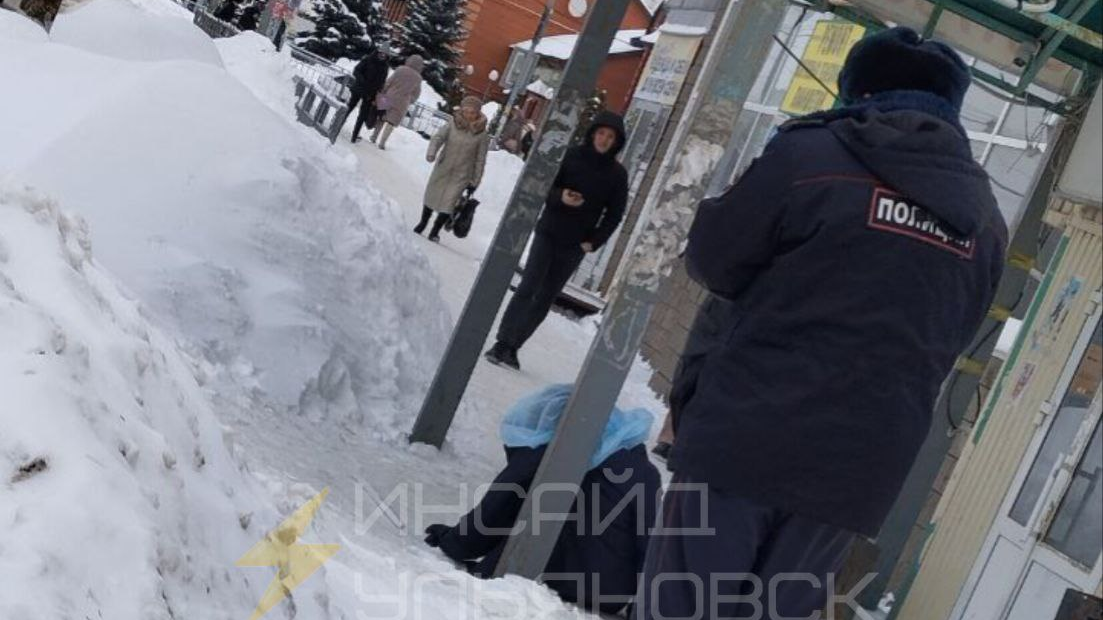 На остановке общественного транспорта на улице Камышинской в Ульяновске умер мужчина