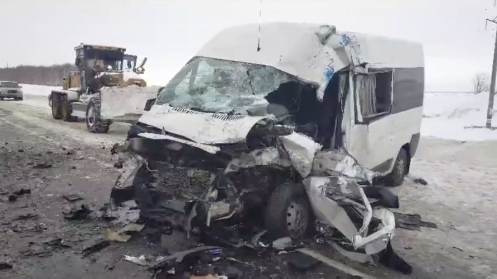 Водитель умер на месте: КамАЗ столкнулся с микроавтобусом на трассе в Цильнинском районе