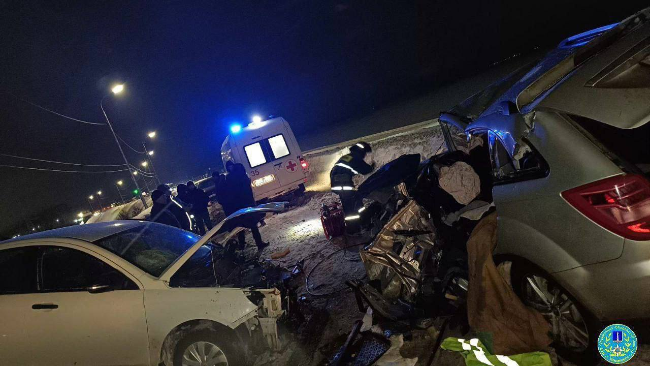 В ночном ДТП на подъезде к Императорскому мосту спасатели помогли достать из машины пострадавшего водителя
