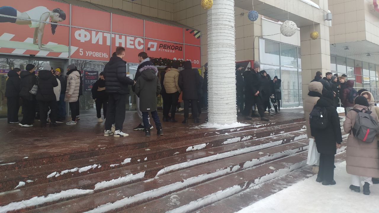 В центре Ульяновска эвакуировали всех из ТЦ «Версаль»