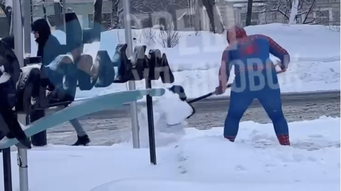 Очищать улицы Ульяновска от снега вышел Человек-паук с лопатой
