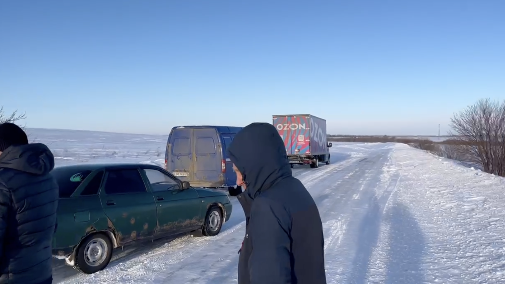 Дорога полностью переметена: автомобили застряли в «снежном плену» у села Елаур в Ульяновской области