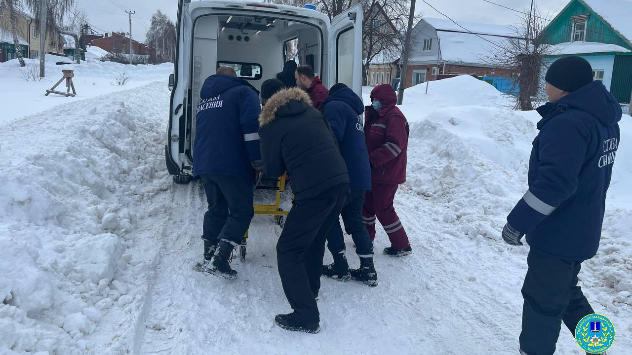 Ульяновские спасатели помогли медикам доставить женщину в больницу