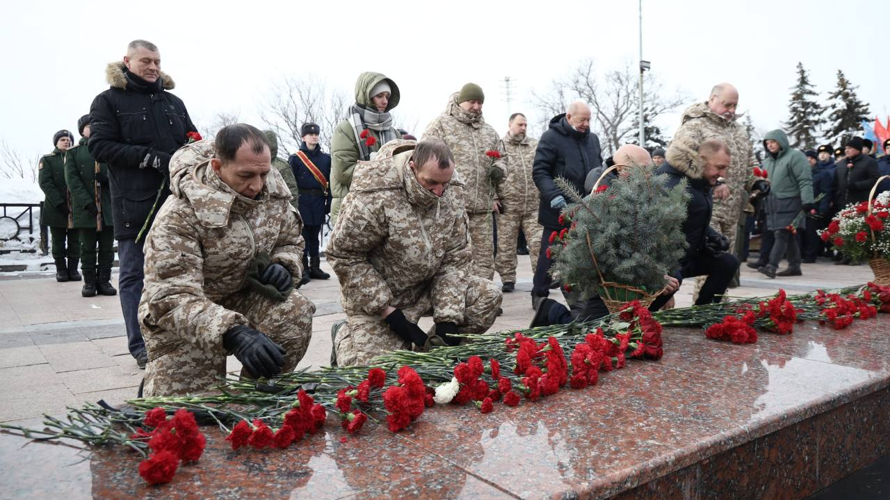 В Ульяновске возложили цветы к Вечному огню в честь защитников Отечества
