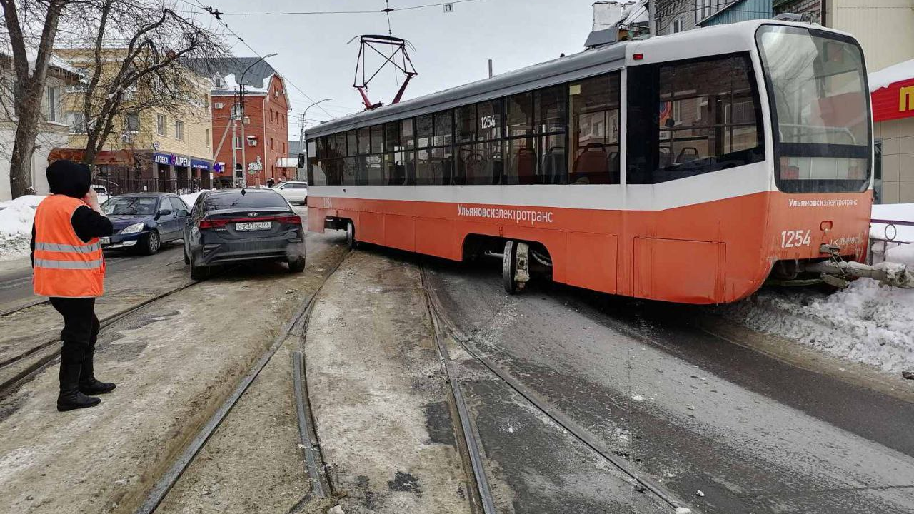 У телецентра в Ульяновске трамвай сошел с рельсов и перекрыл движение