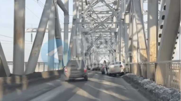 3 марта на Императорском мосту образовалась пробка из-за ДТП: движение затруднено в обоих направлениях