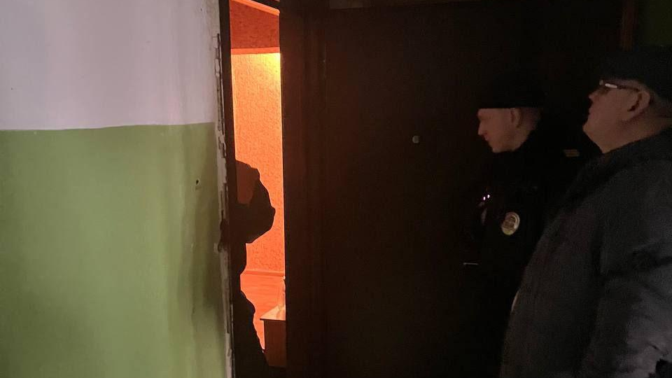 Просила о помощи за закрытой дверью: в Ульяновске спасатели помогли пожилой женщине