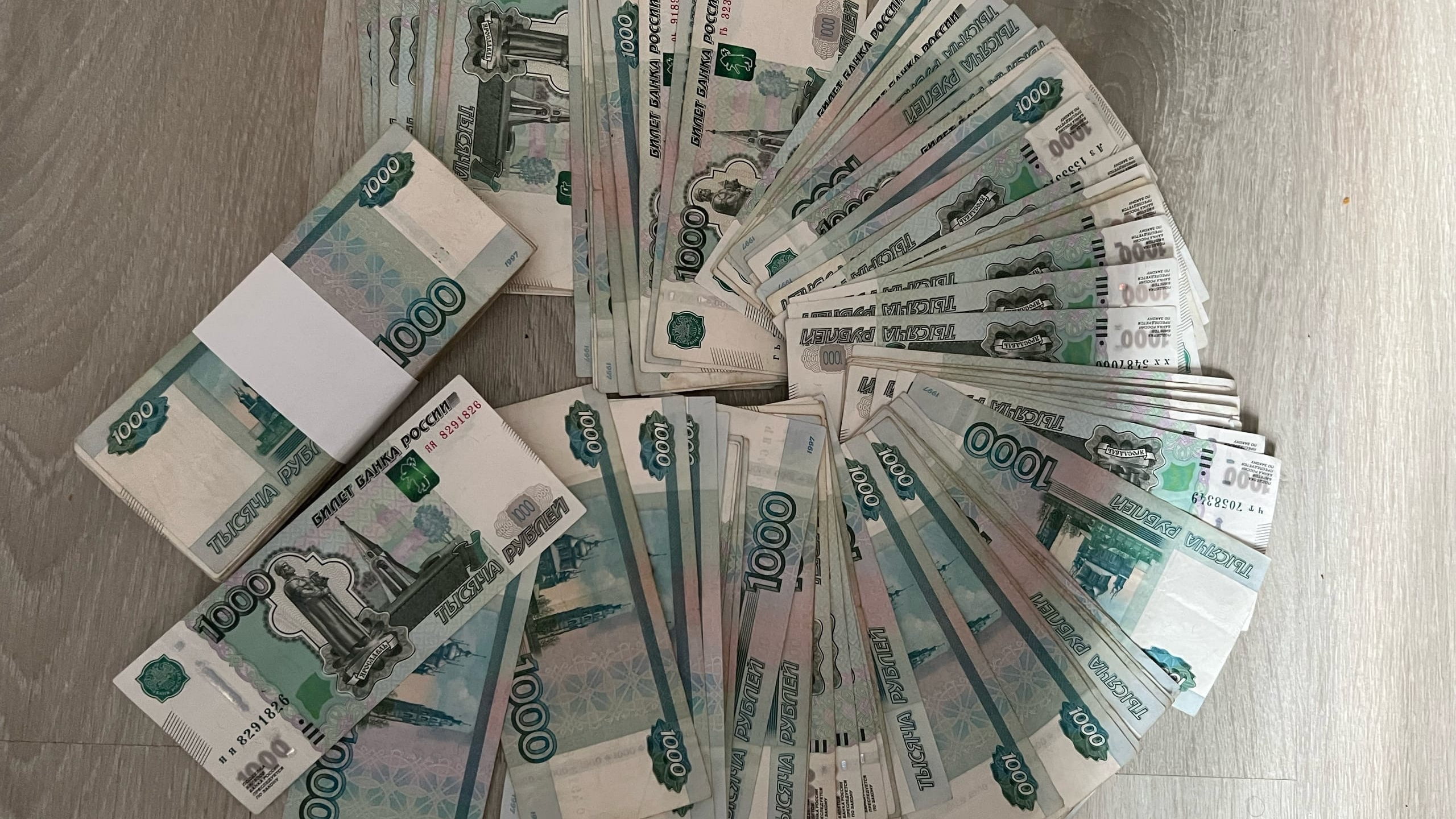 Наемный работник перевел с телефона жительницы Ульяновска почти 200 тысяч рублей
