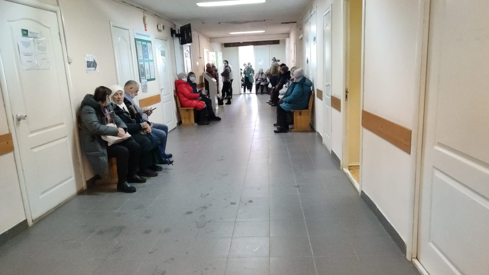 «Люди застряли в огромных очередях»: в Ульяновской области вышла из строя медицинская информационная система
