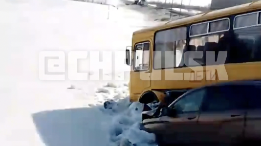 В Цильнинском районе столкнулись школьный автобус и автомобиль Lada XRAY, оба улетели в кювет