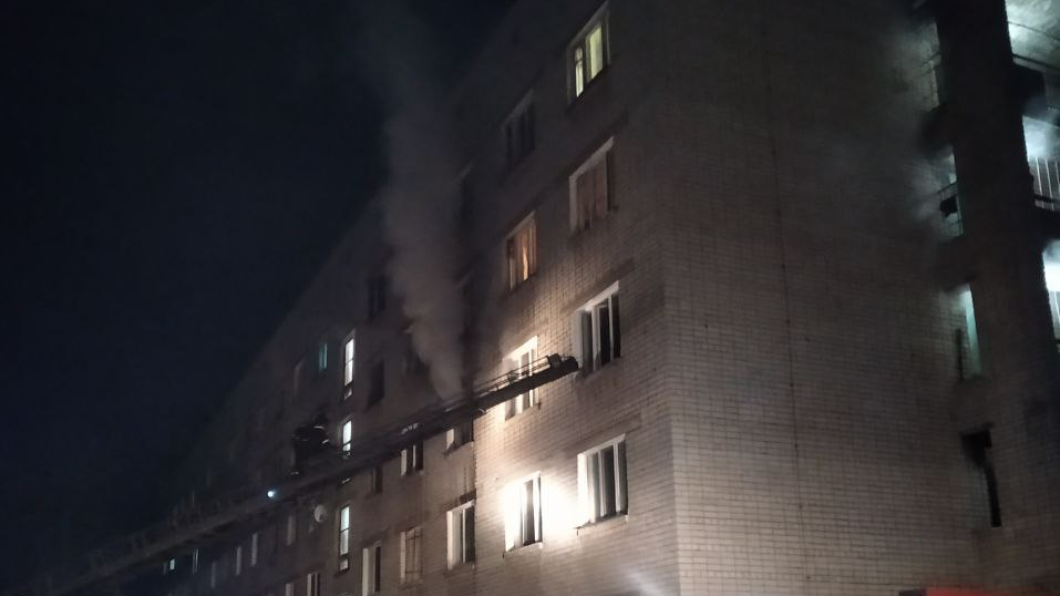 Мужчина выпрыгнул из окна, спасаясь от огня: на улице Солнечной загорелась пятиэтажка