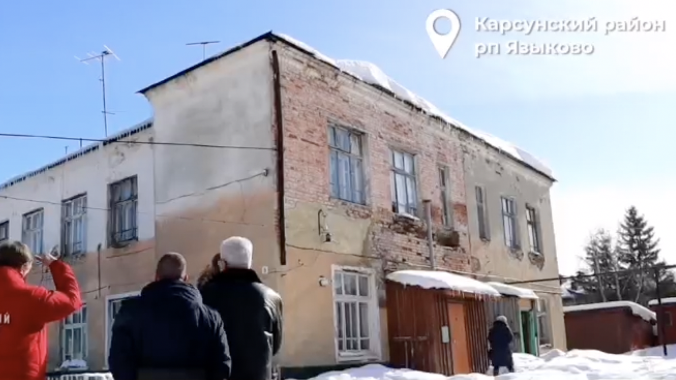 Жителей аварийных домов в Языково переселили в заброшенный детский сад, который рассыпается на глазах