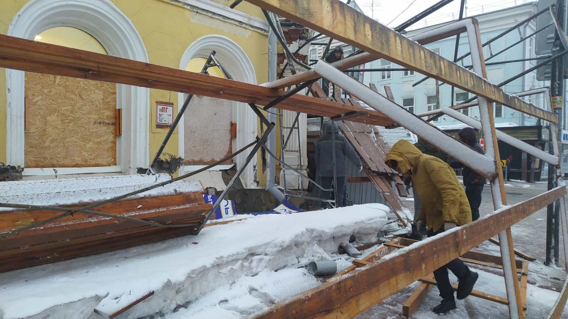 На улице Гончарова в Ульяновске из-за сильного ветра рухнули строительные леса
