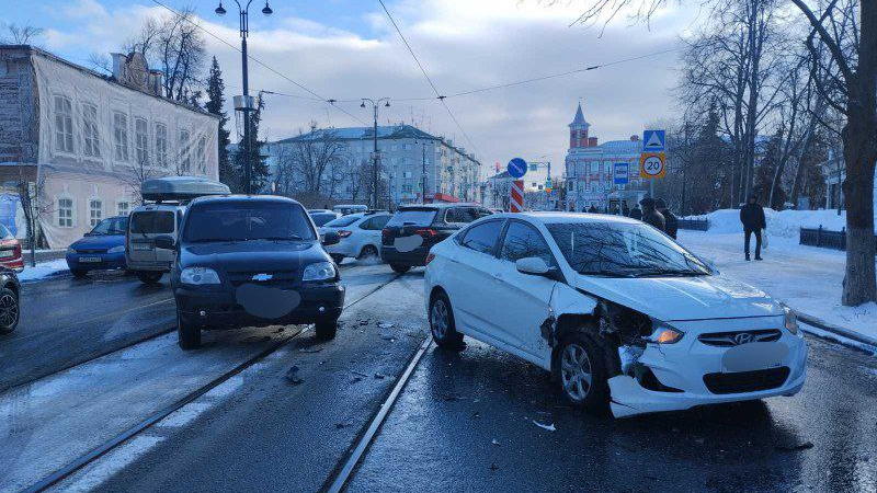 Утром 28 марта в центре Ульяновска из-за ДТП встали трамваи
