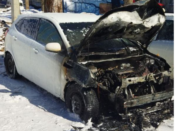 На улице Промышленной в Ульяновске загорелась легковушка