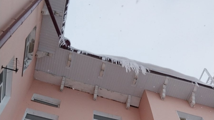 В Ульяновске снег с крыши сошел на женщину, ее госпитализировали