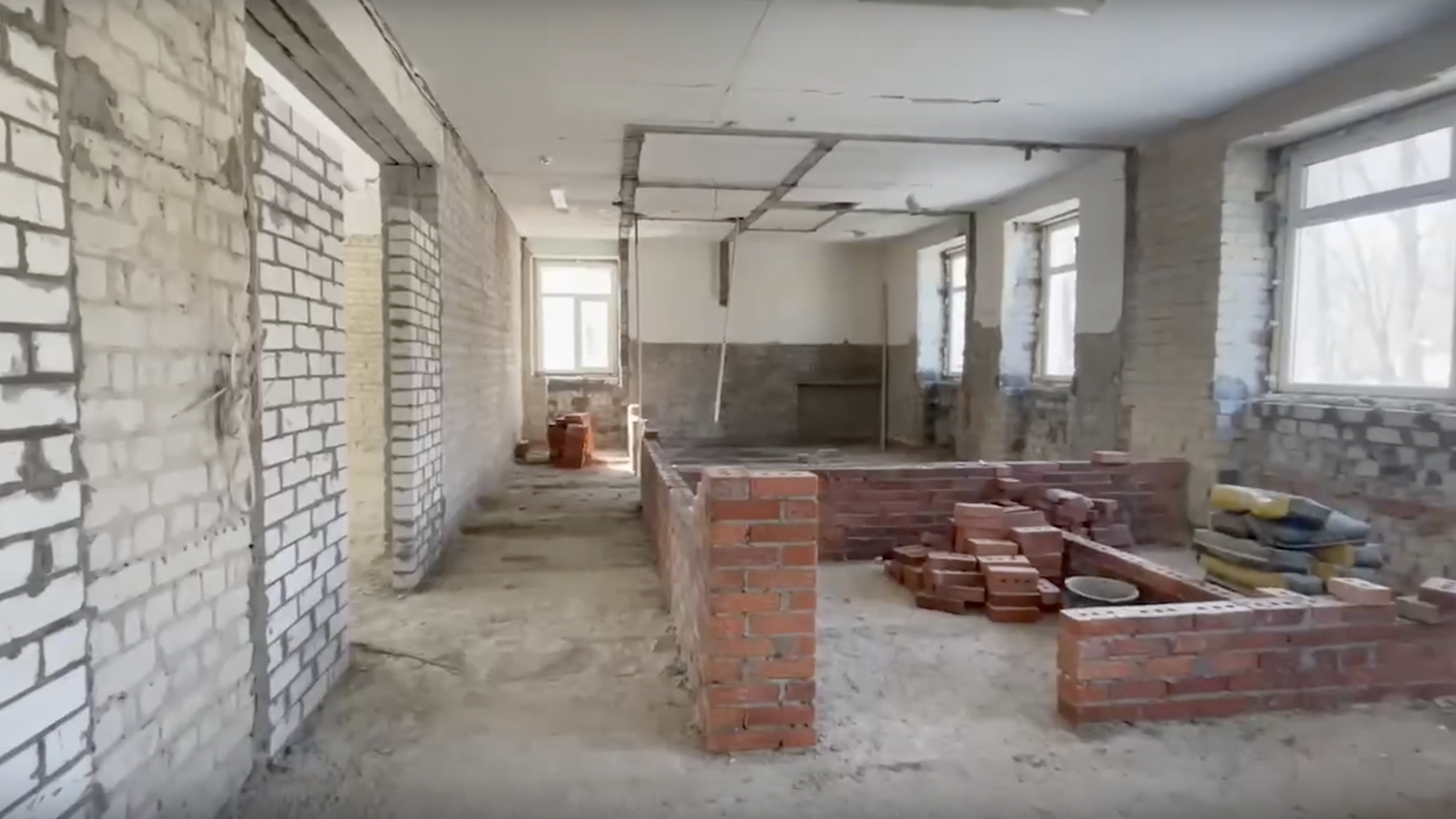 Есть вопросы к благоустройству: депутат Куринный показал, как продвигается ремонт в кадетской школе №7 в Ульяновске