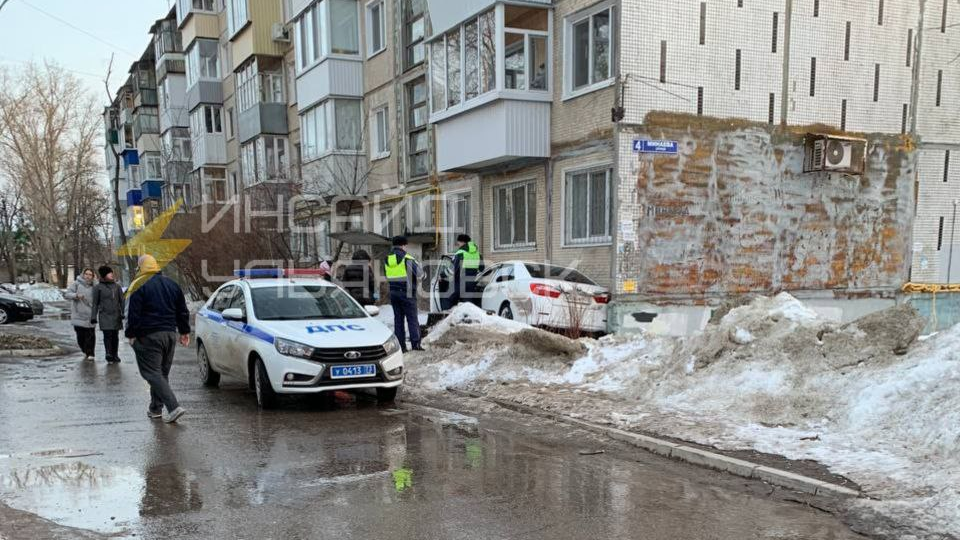 В Ульяновске задержали водителя «Тойоты», который въехал в пятиэтажку на улице Минаева